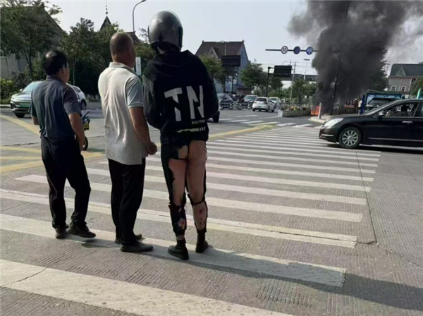 疑爆改电瓶车当街起火：骑车男子裤子被烧掉一半